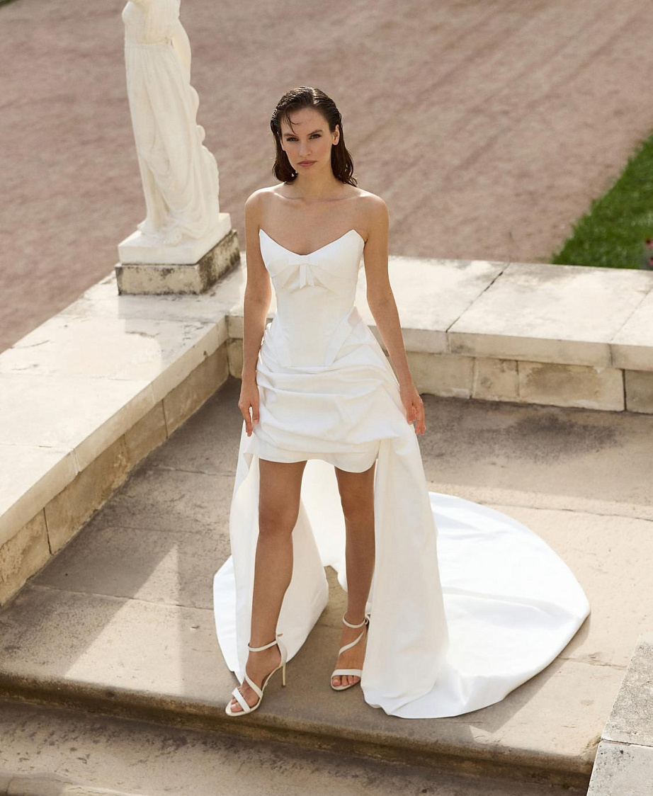 Стильное свадебное платье с длинным шлейфом фото