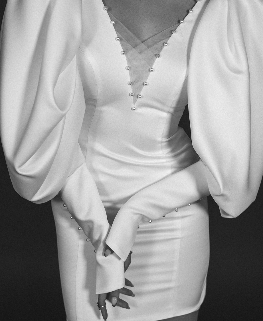 Свадебное платье мини с объемными рукавами фото