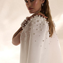 Утонченное свадебное платье из атласа на бретелях фото