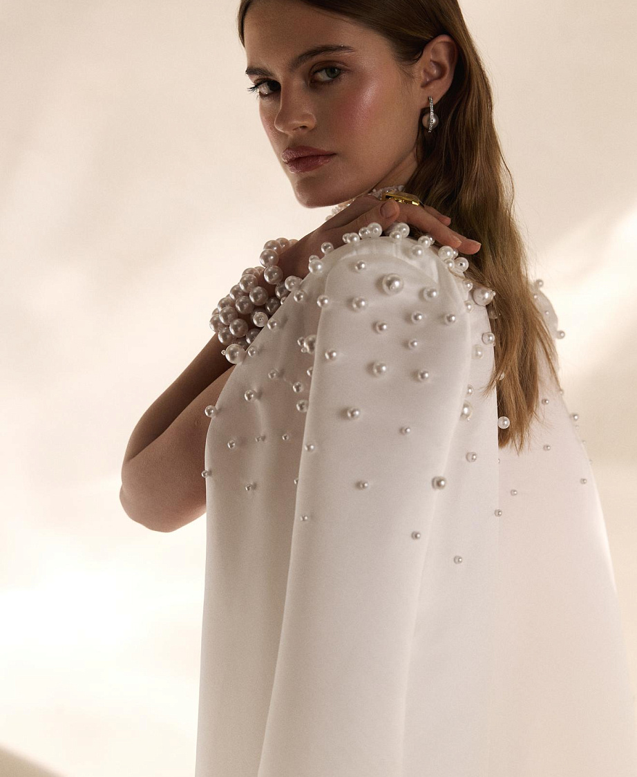 Утонченное свадебное платье из атласа на бретелях фото