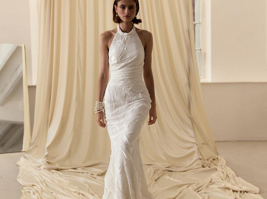 Эффектное свадебное платье из дизайнерской ткани с американской проймой и съемным кейпом фото