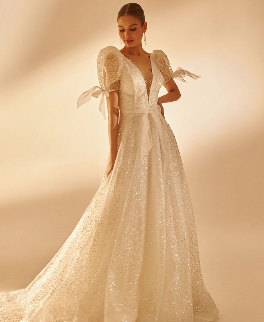 Блестящее свадебное платье с бантиками на рукавах фото