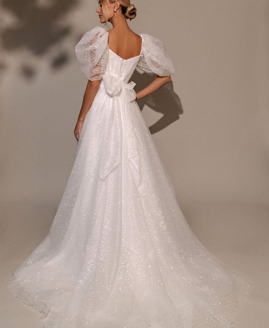 Блестящее свадебное платье с v-вырезом фото