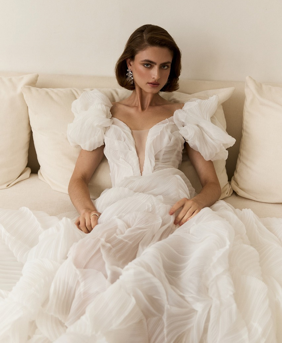 Стильное свадебное платье из дизайнерской ткани с болеро фото