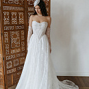 Роскошное кружевное свадебное платье с диснеевским корсетом фото