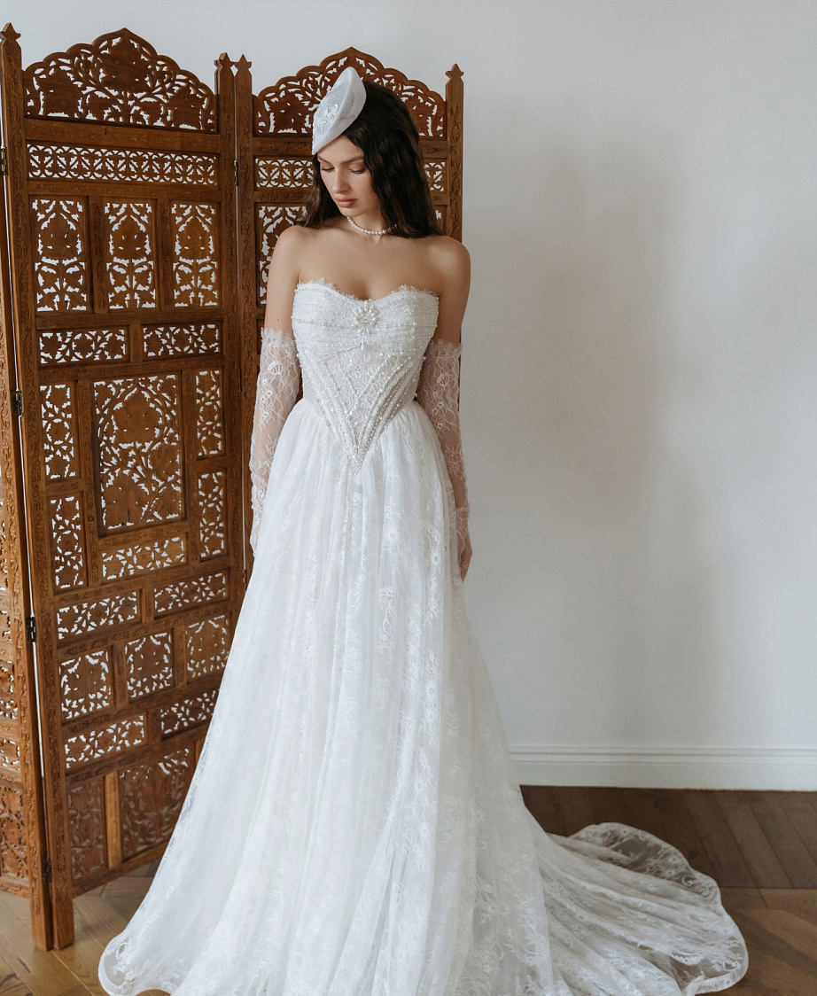 Роскошное кружевное свадебное платье с диснеевским корсетом фото