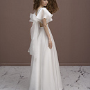 Легкое свадебное платье с крылышками на плечах фото