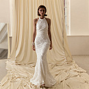 Эффектное свадебное платье из дизайнерской ткани с американской проймой и съемным кейпом фото