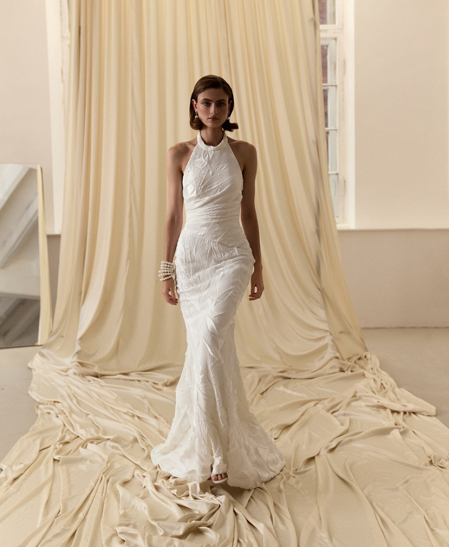 Эффектное свадебное платье из дизайнерской ткани с американской проймой и съемным кейпом фото