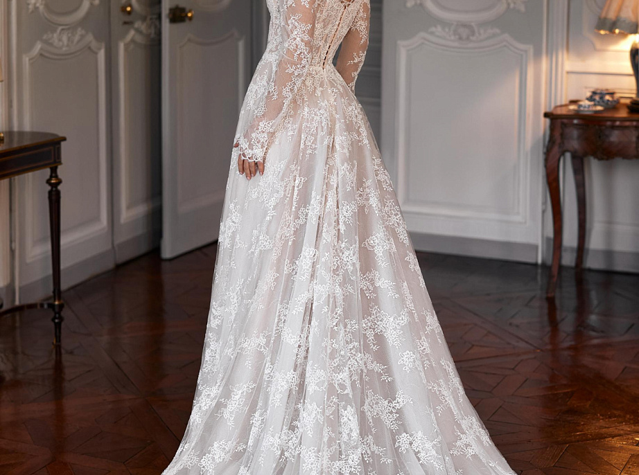 Кружевное свадебное платье с рукавами и шлейфом фото