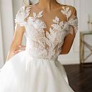 Стильное свадебное платье с цветочным кружевом фото