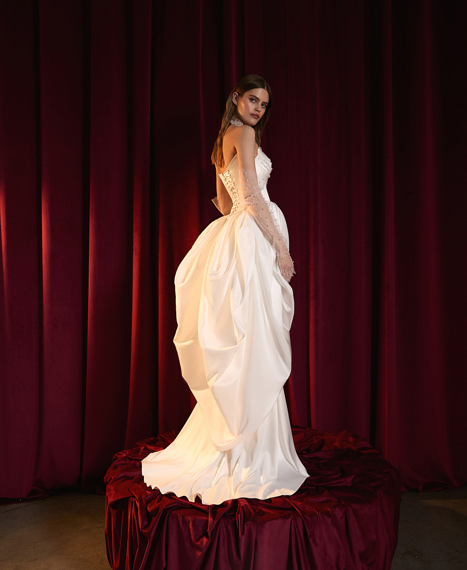 Комплект из атласа с жемчужным декором фото