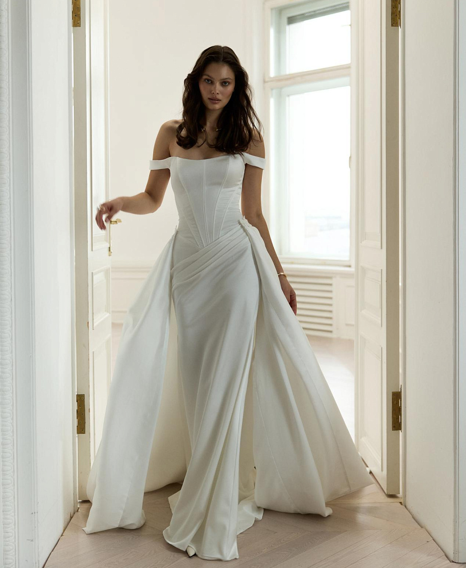 Атласное свадебное платье рыбка со съемным шлейфом фото