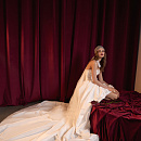 Эффектное свадебное платье из тафты с драпированным корсетом фото