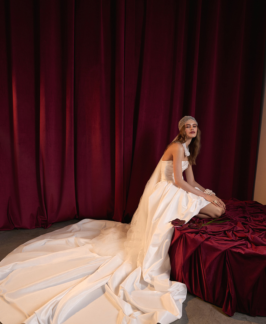 Эффектное свадебное платье из тафты с драпированным корсетом фото