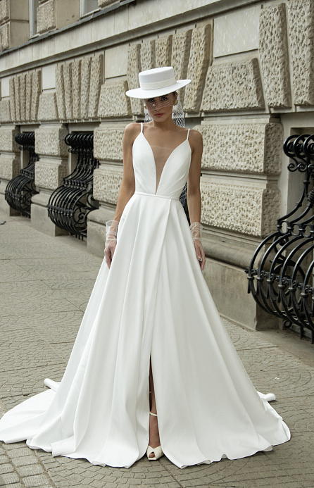 Атласное свадебное платье на тонких бретелях фото