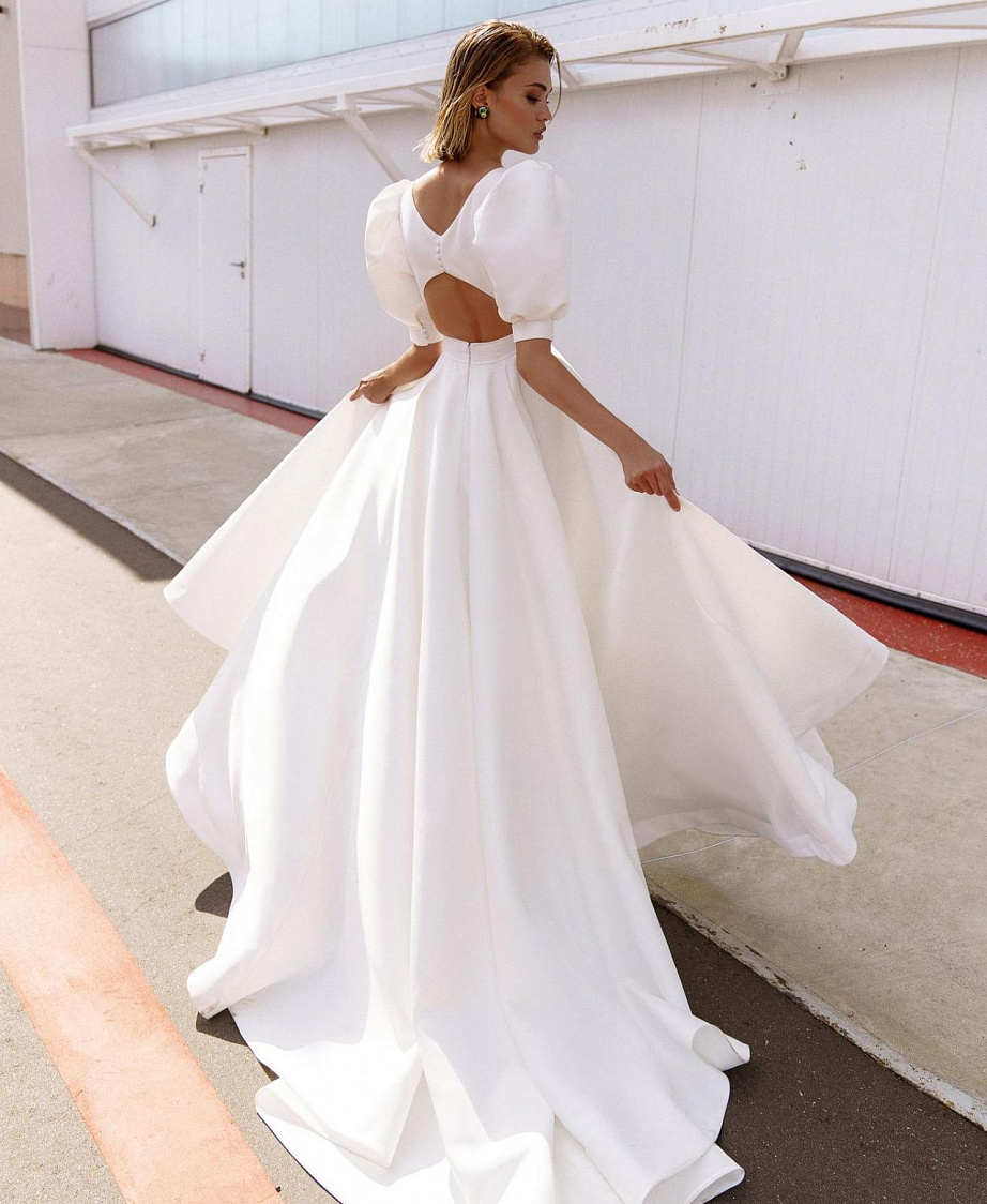 Атласное свадебное платье с пышными рукавами фото