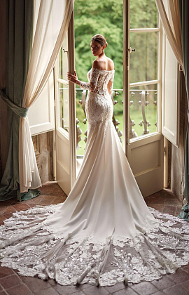 Роскошное свадебное платье с кружевным шлейфом и рукавами фото