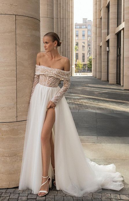 Нежное свадебное платье с вырезом лодочкой фото