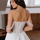 Свадебное платье с атласной юбкой и роскошным корсетом фото