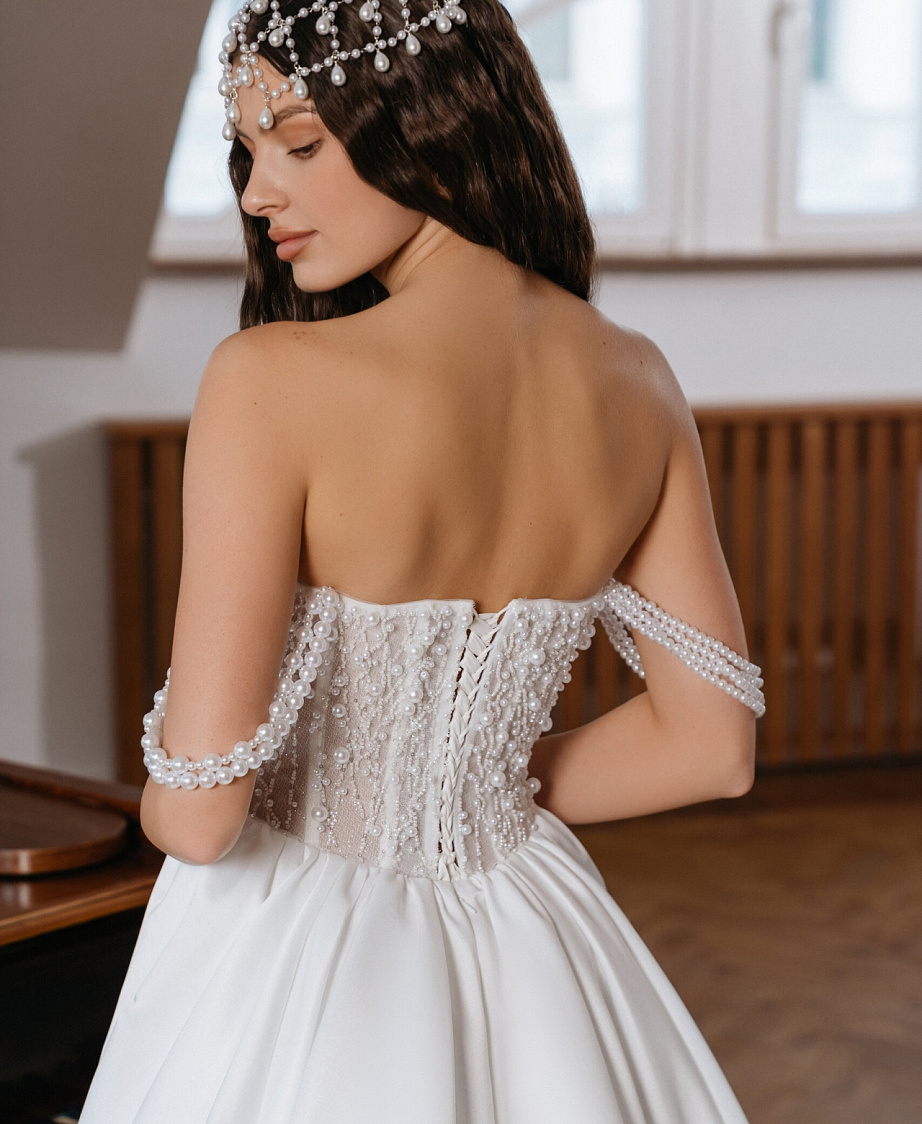 Свадебное платье с атласной юбкой и роскошным корсетом фото