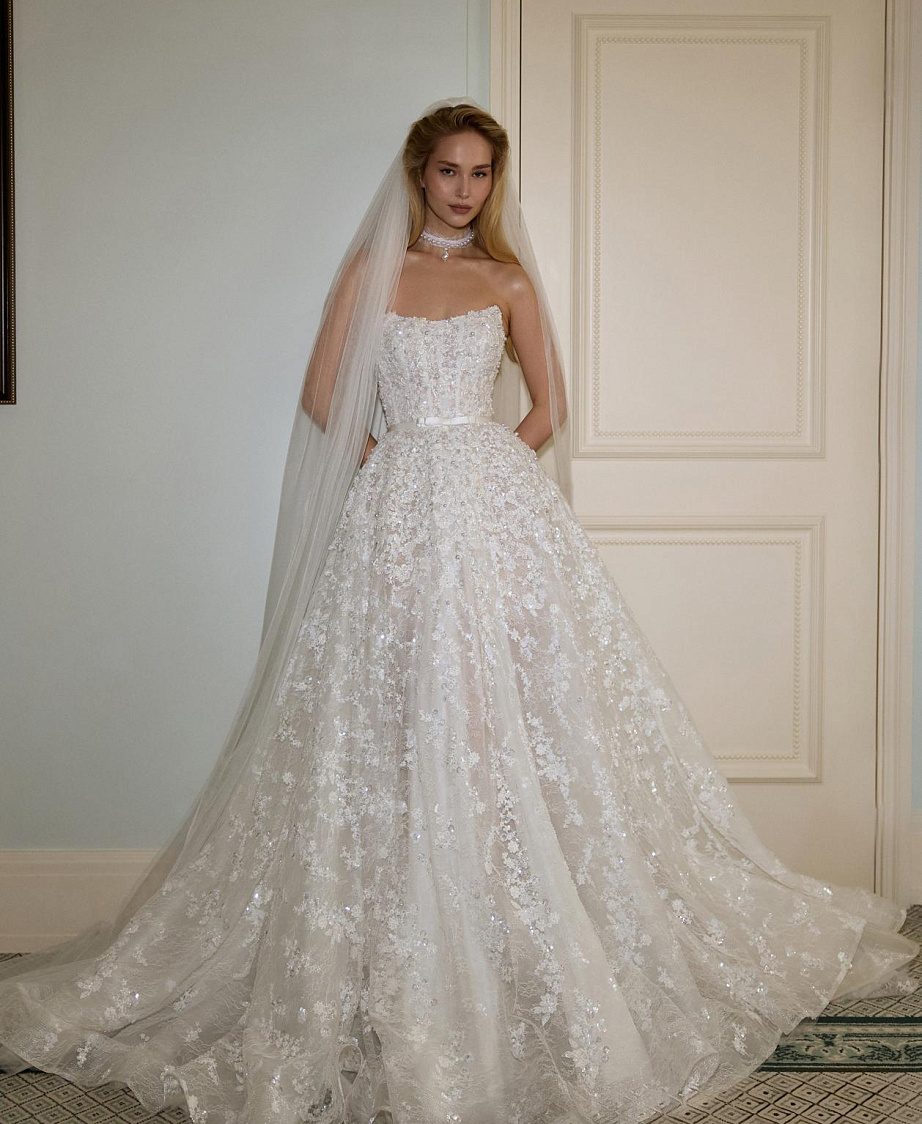 Пышное кружевное свадебное платье с жемчугом  фото