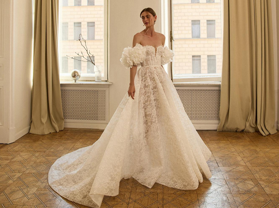 Свадебное платье из кордового кружева с цветочными бретелями фото