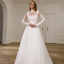 Закрытое свадебное платье с юбкой из фатина и кружевным верхом фото