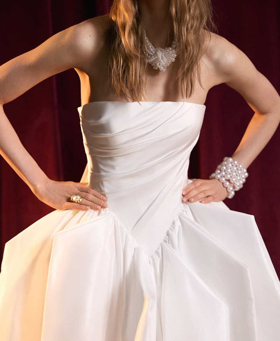 Эффектное свадебное платье из тафты с драпированным корсетом фото