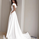 Лаконичное легкое свадебное платье с разрезом фото