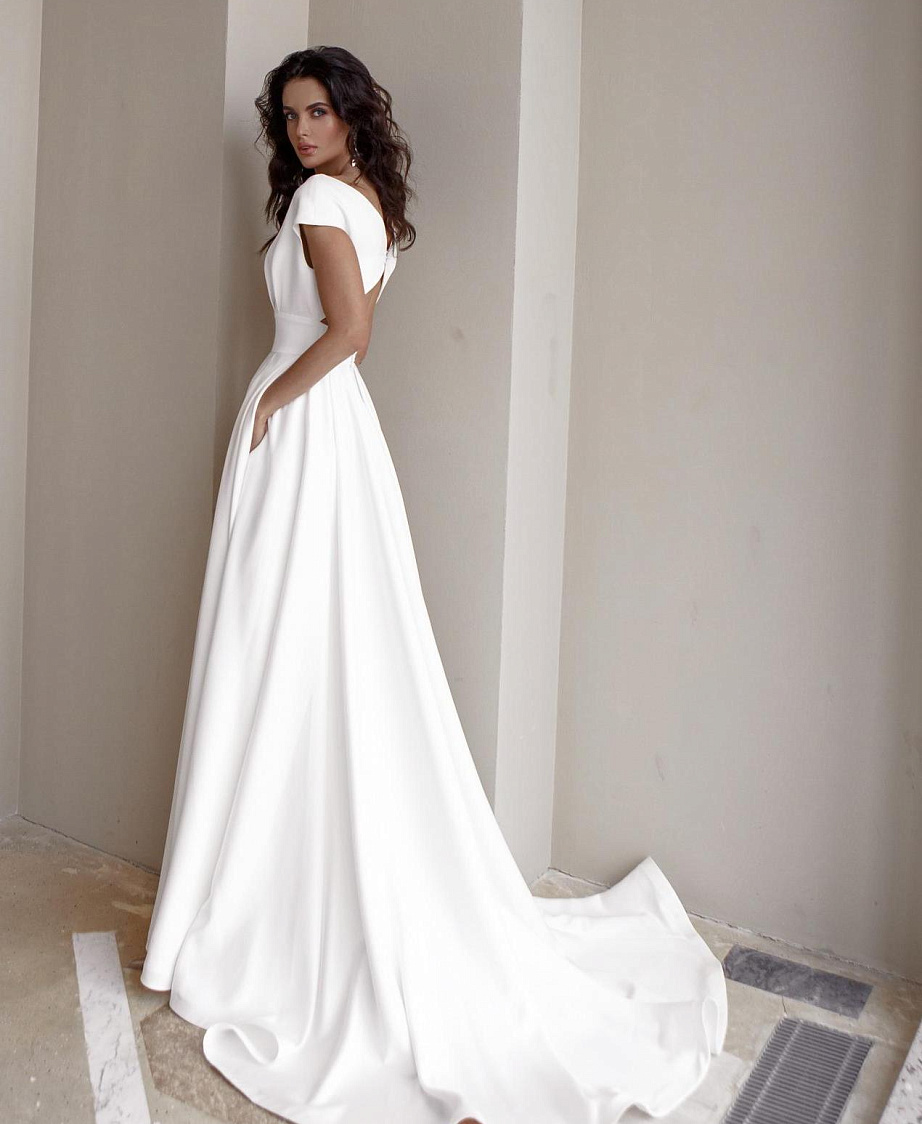 Лаконичное легкое свадебное платье с разрезом фото