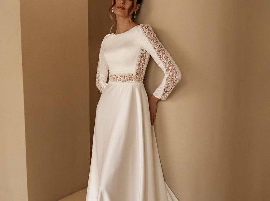 Белое атласное свадебное платье с рукавами фото
