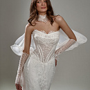 Кружевное свадебное платье-русалка с открытым верхом фото