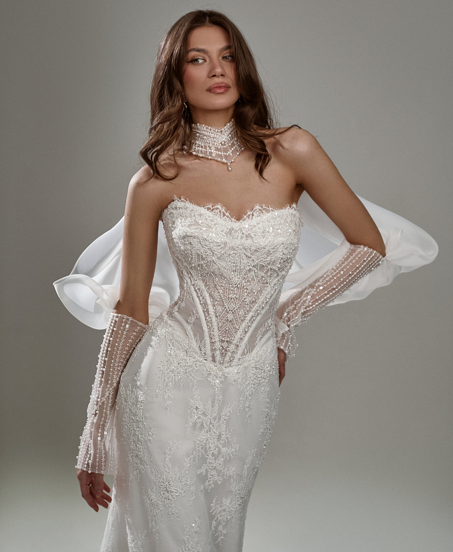 Кружевное свадебное платье-русалка с открытым верхом фото