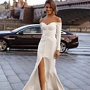 Атласное свадебное платье с разрезом спереди фото