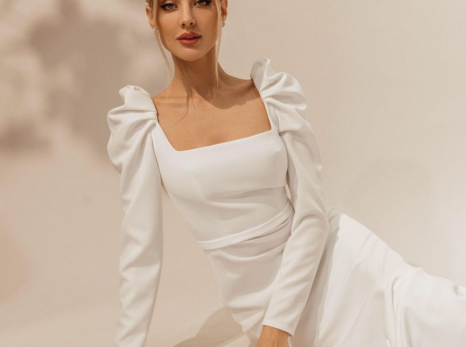 Лаконичное свадебное платье с объемными плечиками фото