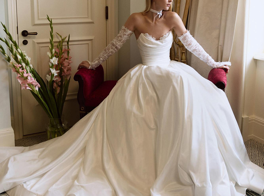 Свадебное платье из тафты с кружевными элементами фото