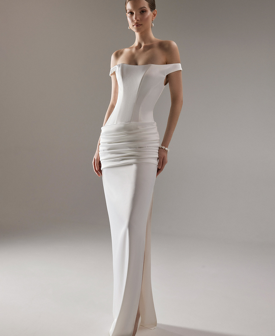 Атласное свадебное платье-русалка с открытыми плечами фото