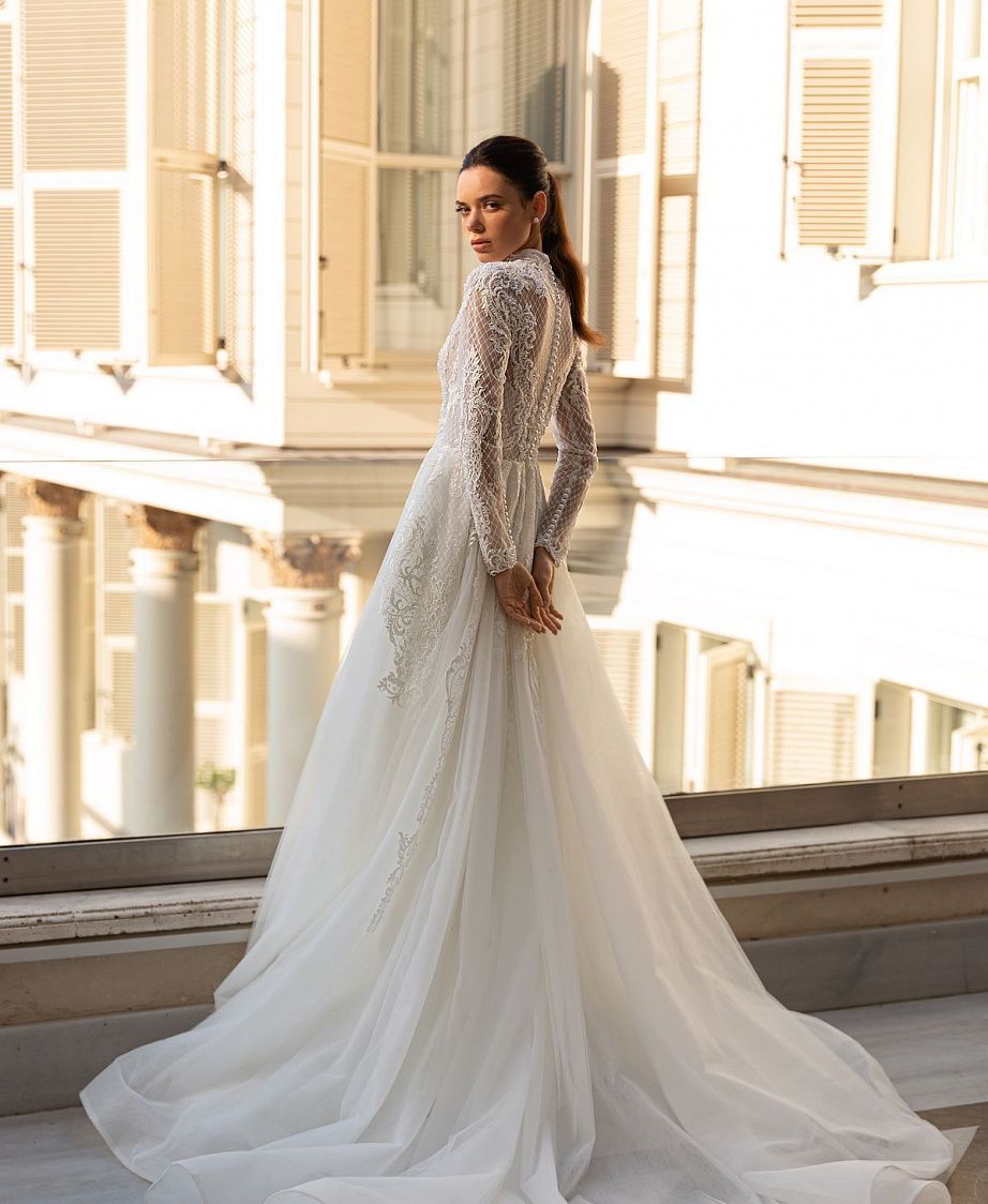 Закрытое зимнее свадебное платье с расшитым верхом фото
