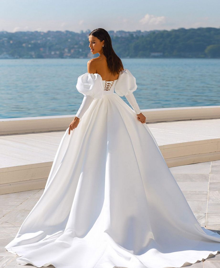 Атласное свадебное платье платье со съемными объемными рукавами фото