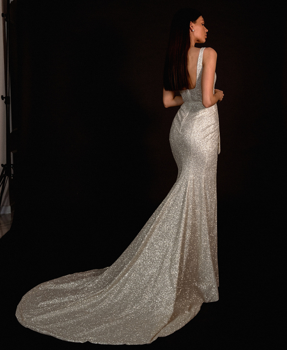 Сверкающее свадебное платье с разрезом на ноге фото