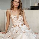Свадебное платье с лепестками фото