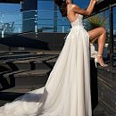 Воздушное свадебное платье с разрезом на ноге фото