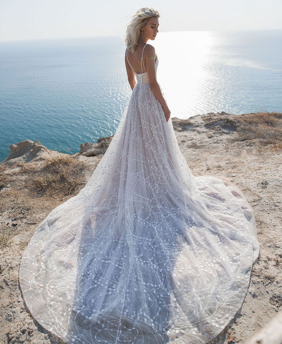 Кружевное свадебное платье расшитое жемчужинами фото