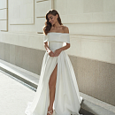 Стильное свадебное платье с открытыми плечами и эффектным разрезом но ноге фото