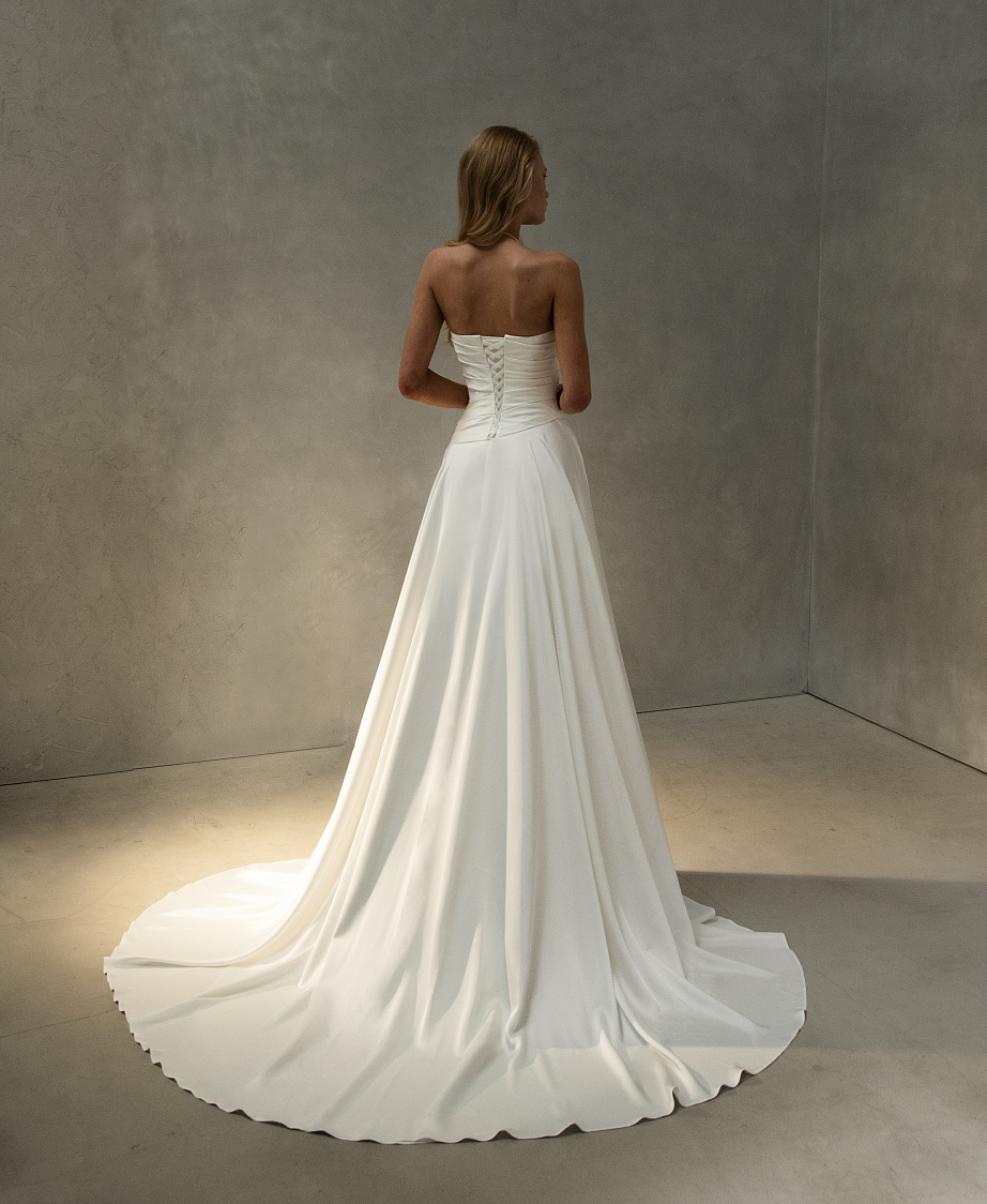 Элегантное атласное платье с драпировкой на корсете фото