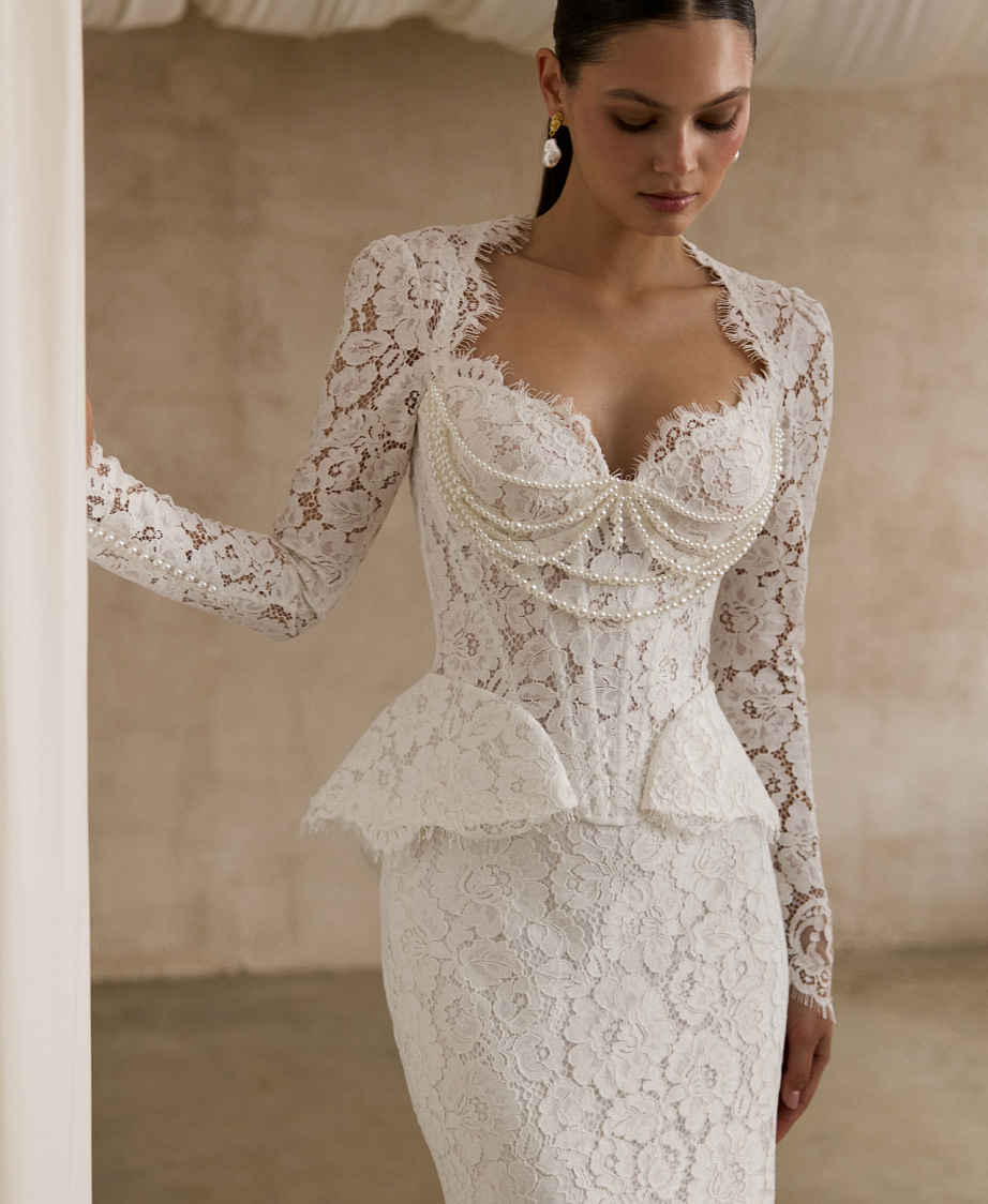 Кружевное свадебное платье с баской фото