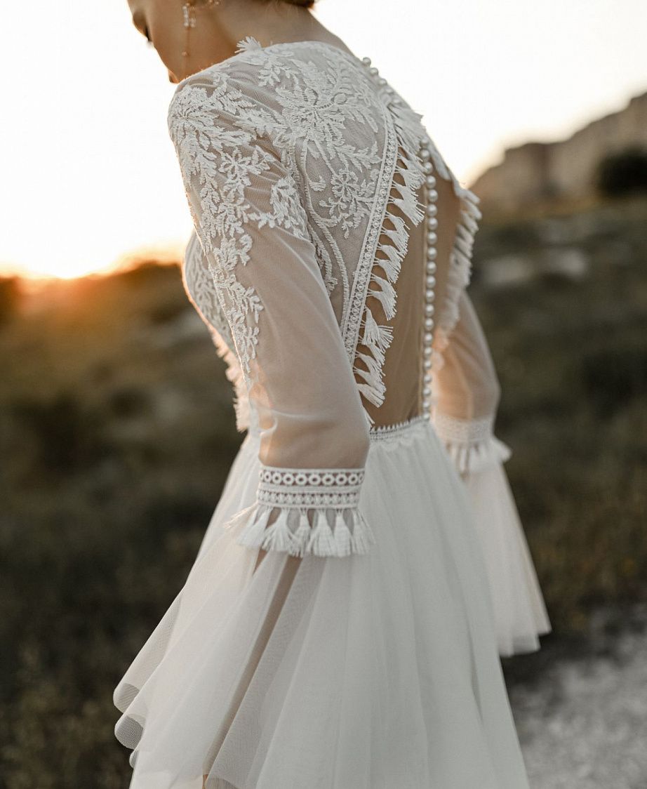 Свадебное платье бохо с расклешенными рукавами фото