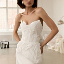 Стильный свадебный комплект со съемным шлейфом из дизайнерской ткани фото