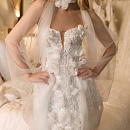 Короткое свадебное платье с декором из объемных цветов  фото